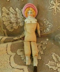 BLONDE BONNET HEAD